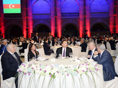 Prezident İlham Əliyev və xanımı Azərbaycanın milli bayramı - Respublika Günü münasibətilə keçirilmiş rəsmi qəbulda iştirak ediblər (FOTO)
