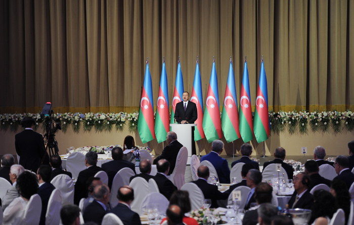 Prezident İlham Əliyev və xanımı Azərbaycanın milli bayramı - Respublika Günü münasibətilə keçirilmiş rəsmi qəbulda iştirak ediblər (FOTO)