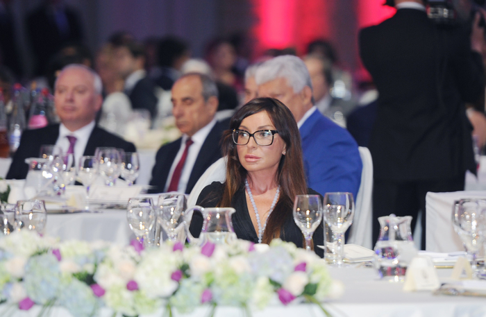Prezident İlham Əliyev və xanımı Azərbaycanın milli bayramı - Respublika Günü münasibətilə keçirilmiş rəsmi qəbulda iştirak ediblər (FOTO)