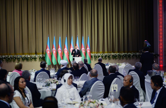 Prezident İlham Əliyev və xanımı Azərbaycanın milli bayramı - Respublika Günü münasibətilə keçirilmiş rəsmi qəbulda iştirak ediblər (FOTO)