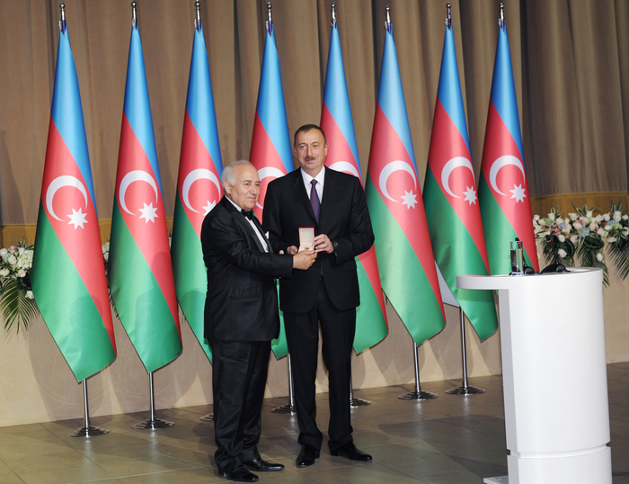 Prezident İlham Əliyev və xanımı Azərbaycanın milli bayramı - Respublika Günü münasibətilə keçirilmiş rəsmi qəbulda iştirak ediblər (FOTO)