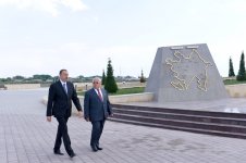 Prezident İlham Əliyev Neftçala şəhərindəki Bayraq Meydanında yaradılan şəraitlə tanış olub (FOTO)