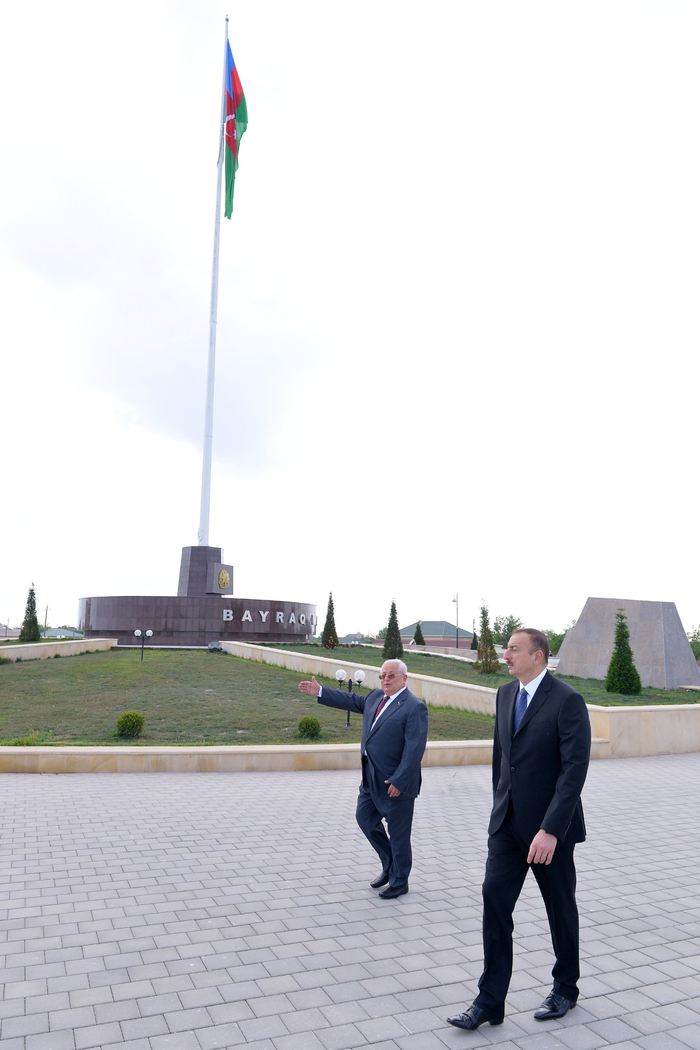 Prezident İlham Əliyev Neftçala şəhərindəki Bayraq Meydanında yaradılan şəraitlə tanış olub (FOTO)
