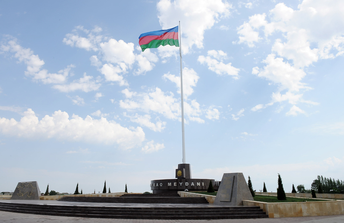 Prezident İlham Əliyev Neftçala şəhərindəki Bayraq Meydanında yaradılan şəraitlə tanış olub (FOTO)