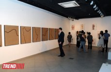 "YAY" sərgi salonunda konseptual İran rəssamı Mahmud Bəxşinin fərdi sərgisi açılıb (FOTO)