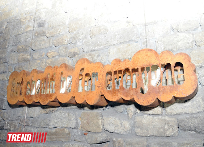 "YAY" sərgi salonunda konseptual İran rəssamı Mahmud Bəxşinin fərdi sərgisi açılıb (FOTO)