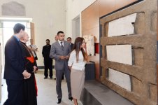 Azərbaycanın birinci xanımı Mehriban Əliyeva Heydər Əliyev Fondunun dəstəyi ilə bərpa edilən Roma katakombaları ilə tanış olub (FOTO)