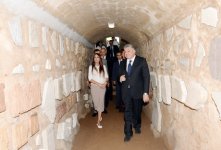 Azərbaycanın birinci xanımı Mehriban Əliyeva Heydər Əliyev Fondunun dəstəyi ilə bərpa edilən Roma katakombaları ilə tanış olub (FOTO)