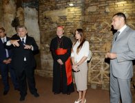 Azərbaycanın birinci xanımı Mehriban Əliyeva Heydər Əliyev Fondunun dəstəyi ilə bərpa edilən Roma katakombaları ilə tanış olub (FOTO)