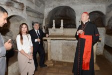 Azərbaycanın birinci xanımı Mehriban Əliyeva Heydər Əliyev Fondunun dəstəyi ilə bərpa edilən Roma katakombaları ilə tanış olub (FOTO)