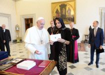 Azərbaycanın birinci xanımı Mehriban Əliyeva Roma Papası Fransisk ilə görüşüb (FOTO)