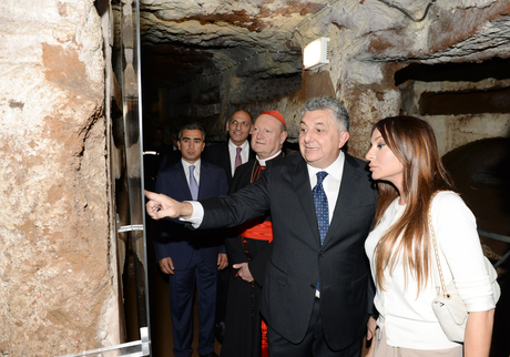 Azərbaycanın birinci xanımı Mehriban Əliyeva Heydər Əliyev Fondunun dəstəyi ilə bərpa edilən Roma katakombaları ilə tanış olub (FOTO)