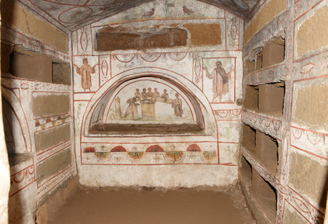 Azərbaycanın birinci xanımı Mehriban Əliyeva Heydər Əliyev Fondunun dəstəyi ilə bərpa edilən Roma katakombaları ilə tanış olub (FOTO)