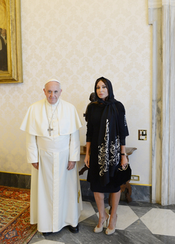 Azərbaycanın birinci xanımı Mehriban Əliyeva Roma Papası Fransisk ilə görüşüb (FOTO)