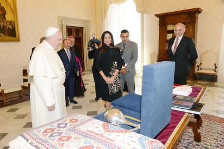 Azərbaycanın birinci xanımı Mehriban Əliyeva Roma Papası Fransisk ilə görüşüb (FOTO)