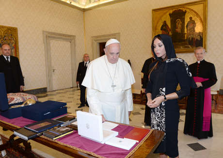 Azərbaycanın birinci xanımı Mehriban Əliyeva Roma Papası Fransisk ilə görüşüb (FOTO)