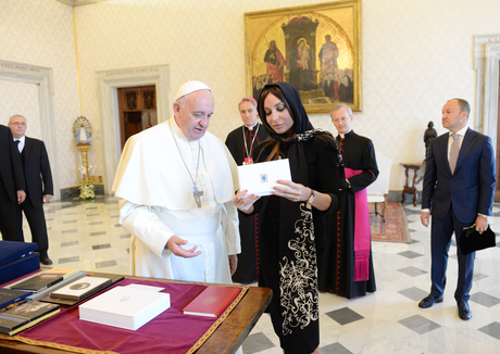 Azərbaycanın birinci xanımı Mehriban Əliyeva Roma Papası Fransisk ilə görüşüb (FOTO)