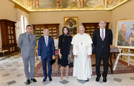 Azərbaycanın birinci xanımı Mehriban Əliyeva Roma Papası Fransisk ilə görüşüb (FOTO)