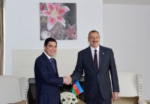 Prezident İlham Əliyev Türkmənistan Prezidenti Qurbanqulu Berdiməhəmmədov ilə görüşüb (FOTO)