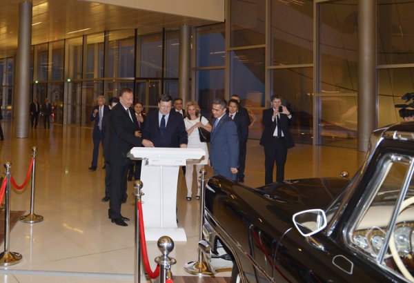 Prezident İlham Əliyev və Avropa Komissiyasının sədri Joze Manuel Barrozu Heydər Əliyev Mərkəzində olmuşlar (FOTO)