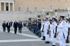 Azərbaycan Prezidenti İlham Əliyev Afinada naməlum əsgərin məzarını ziyarət edib (FOTO)