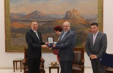 Prezident İlham Əliyev Yunanıstan parlamentinin sədri Vanqelis Meimarakis ilə görüşüb (FOTO)