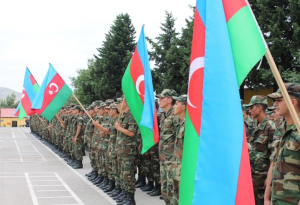 Hansı hallarda hərbi vəzifəlilərin maaşlarının saxlanılacağı dəqiqləşib