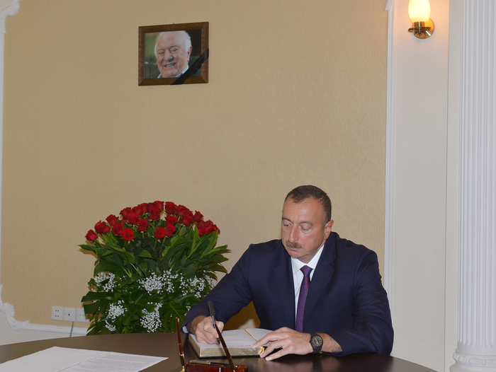 İlham Əliyev Gürcüstanın ölkəmizdəki səfirliyində olub, keçmiş Prezident Eduard Şevardnadzenin vəfatı ilə əlaqədar başsağlığı verib