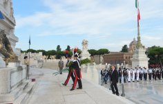 Prezident İlham Əliyev Romada naməlum əsgər abidəsini ziyarət edib (FOTO)