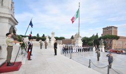 Prezident İlham Əliyev Romada naməlum əsgər abidəsini ziyarət edib (FOTO)