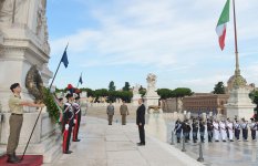 Prezident İlham Əliyev Romada naməlum əsgər abidəsini ziyarət edib (FOTO)
