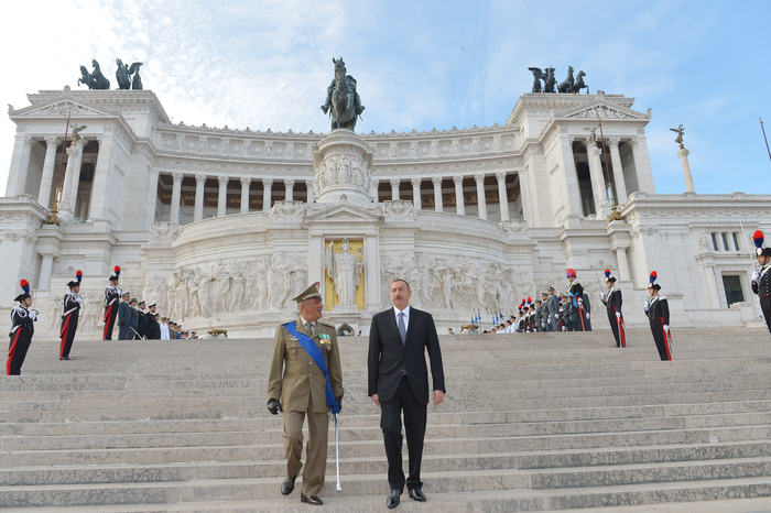 Prezident İlham Əliyev Romada naməlum əsgər abidəsini ziyarət edib (FOTO)