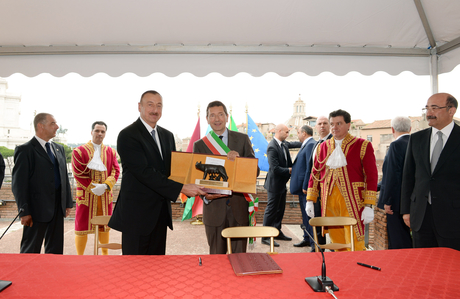Prezident İlham Əliyev Romanın “Mercati di Traiano” muzeyində olub, burada şəhərin meri İqnatsio Marino ilə görüşüb və İtaliya jurnalistlərinə müsahibə verib (FOTO)