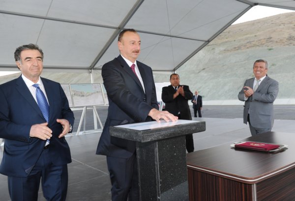 Prezident İlham Əliyev Taxtakörpü-Ceyranbatan kanalından suyun yeni suvarılan torpaqlara verilməsi üçün suburaxıcı qurğunun təməlinin qoyulmasında iştirak edib  (FOTO)