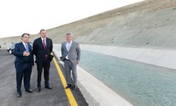 Prezident İlham Əliyev Taxtakörpü-Ceyranbatan kanalından suyun yeni suvarılan torpaqlara verilməsi üçün suburaxıcı qurğunun təməlinin qoyulmasında iştirak edib  (FOTO)