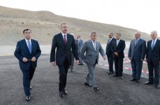 Prezident İlham Əliyev Taxtakörpü-Ceyranbatan kanalından suyun yeni suvarılan torpaqlara verilməsi üçün suburaxıcı qurğunun təməlinin qoyulmasında iştirak edib  (FOTO)