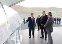 Prezident İlham Əliyev Taxtakörpü-Ceyranbatan kanalından suyun yeni suvarılan torpaqlara verilməsi üçün suburaxıcı qurğunun təməlinin qoyulmasında iştirak edib  (FOTO)