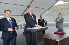 Prezident İlham Əliyev Taxtakörpü-Ceyranbatan kanalından suyun yeni suvarılan torpaqlara verilməsi üçün suburaxıcı qurğunun təməlinin qoyulmasında iştirak edib  (FOTO)