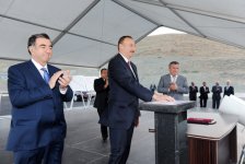 Prezident İlham Əliyev Taxtakörpü-Ceyranbatan kanalından suyun yeni suvarılan torpaqlara verilməsi üçün suburaxıcı qurğunun təməlinin qoyulmasında iştirak edib  (FOTO)