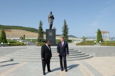 İlham Əliyev Xızıda Cəfər Cabbarlı parkında yenidənqurma işlərindən sonra yaradılan şəraitlə tanış olub (FOTO)