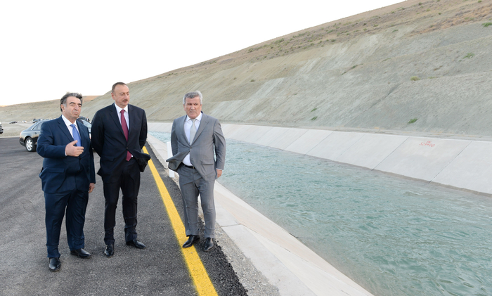 Prezident İlham Əliyev Taxtakörpü-Ceyranbatan kanalından suyun yeni suvarılan torpaqlara verilməsi üçün suburaxıcı qurğunun təməlinin qoyulmasında iştirak edib  (FOTO)