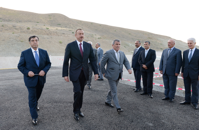 Prezident İlham Əliyev Taxtakörpü-Ceyranbatan kanalından suyun yeni suvarılan torpaqlara verilməsi üçün suburaxıcı qurğunun təməlinin qoyulmasında iştirak edib  (FOTO)