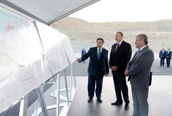 Prezident İlham Əliyev Taxtakörpü-Ceyranbatan kanalından suyun yeni suvarılan torpaqlara verilməsi üçün suburaxıcı qurğunun təməlinin qoyulmasında iştirak edib  (FOTO)