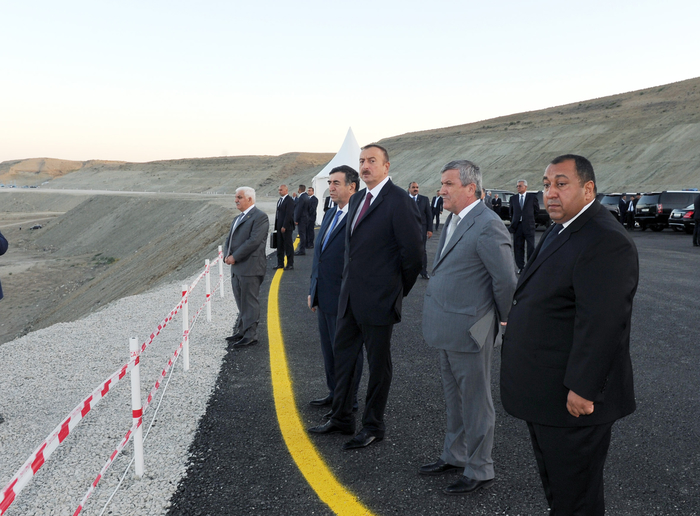 Prezident İlham Əliyev Taxtakörpü-Ceyranbatan kanalından suyun yeni suvarılan torpaqlara verilməsi üçün suburaxıcı qurğunun təməlinin qoyulmasında iştirak edib  (FOTO)