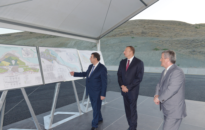 Prezident İlham Əliyev Taxtakörpü-Ceyranbatan kanalından suyun yeni suvarılan torpaqlara verilməsi üçün suburaxıcı qurğunun təməlinin qoyulmasında iştirak edib  (FOTO)