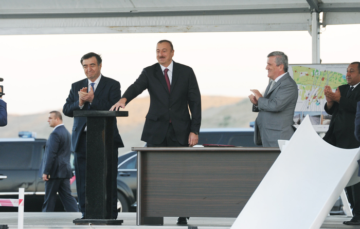 Prezident İlham Əliyev Taxtakörpü-Ceyranbatan kanalından suyun yeni suvarılan torpaqlara verilməsi üçün suburaxıcı qurğunun təməlinin qoyulmasında iştirak edib  (FOTO)