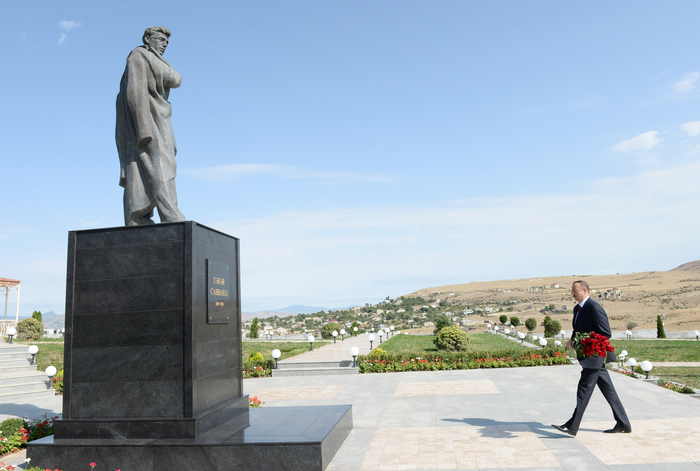 İlham Əliyev Xızıda Cəfər Cabbarlı parkında yenidənqurma işlərindən sonra yaradılan şəraitlə tanış olub (FOTO)