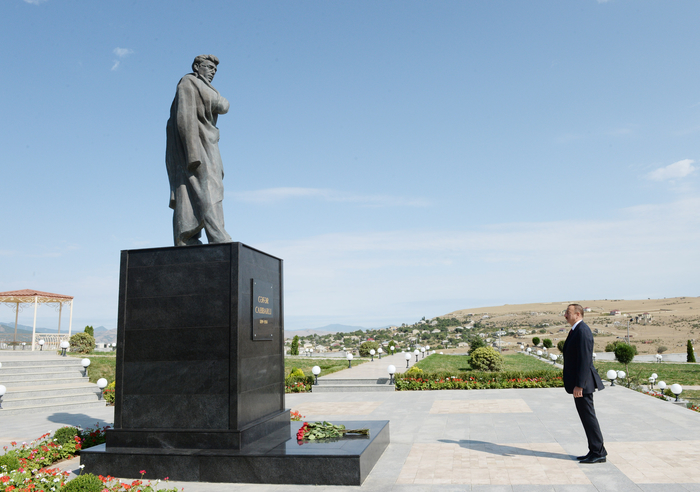 İlham Əliyev Xızıda Cəfər Cabbarlı parkında yenidənqurma işlərindən sonra yaradılan şəraitlə tanış olub (FOTO)
