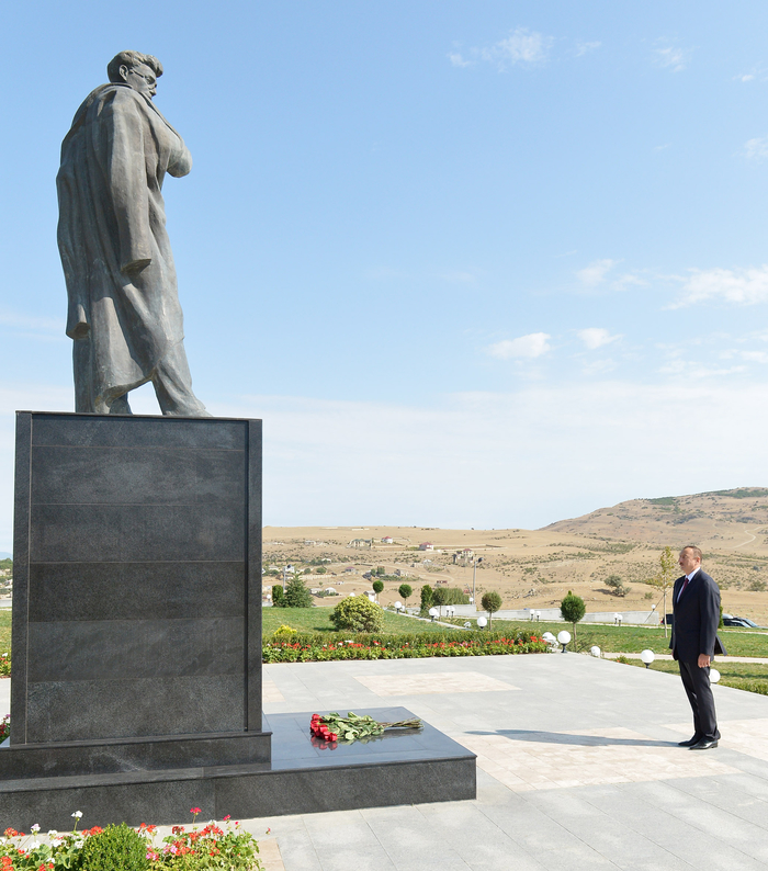 İlham Əliyev Xızıda Cəfər Cabbarlı parkında yenidənqurma işlərindən sonra yaradılan şəraitlə tanış olub (FOTO)