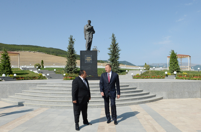 İlham Əliyev Xızıda Cəfər Cabbarlı parkında yenidənqurma işlərindən sonra yaradılan şəraitlə tanış olub (FOTO)